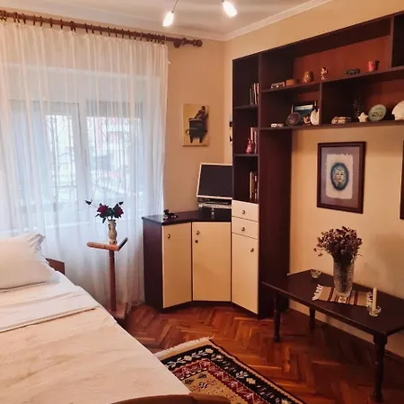 Cozy & Authentic - 3min Walk To Center 아파트