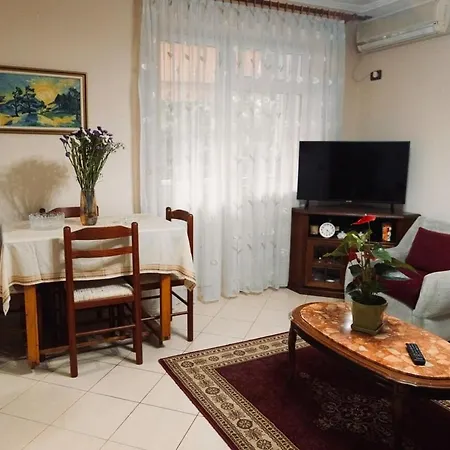 아파트 Cozy & Authentic - 3min Walk To Center 티라나